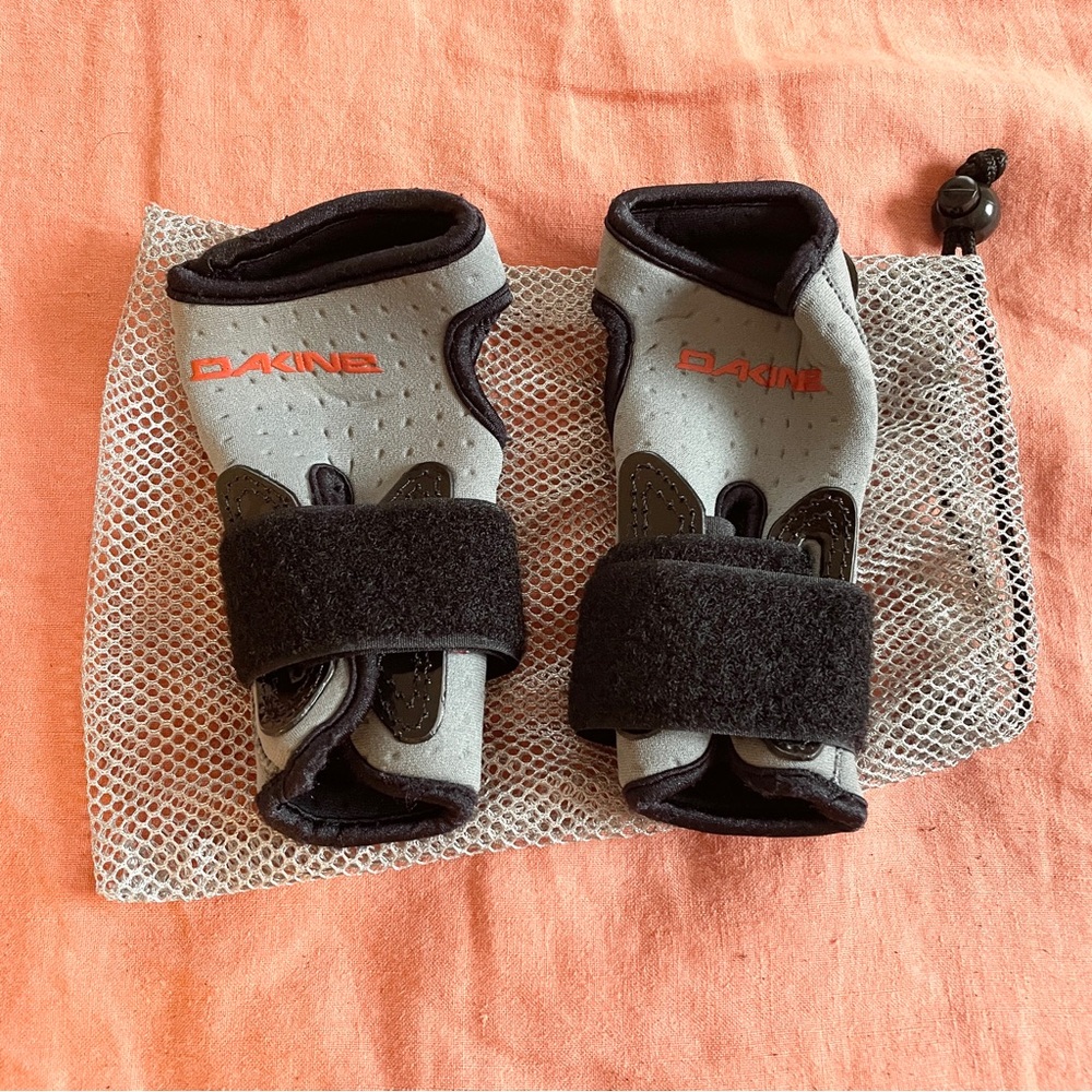DAKINE wrist guards